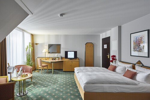 Komfort-Doppelzimmer im Balance Hotel Leipzig mit Doppelbett und Gartenblick